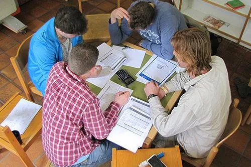 Studierende der Hochschule München beim Planspiel: Als Unternehmer im lehrreichen Realitäts-Check Bild: Studierende der Hochschule München beim Planspiel: Als Unternehmer im lehrreichen Realitäts-Check