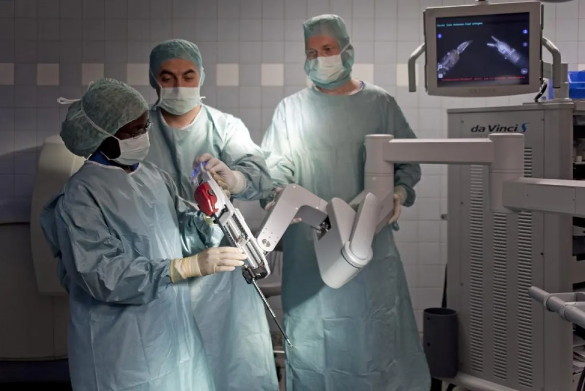 Beweglich wie die menschliche Hand sind die minimalinvasiven Instrumente des da Vinci-Operationssystems.