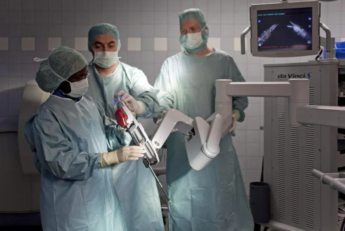 Beweglich wie die menschliche Hand sind die minimalinvasiven Instrumente des da Vinci-Operationssystems.