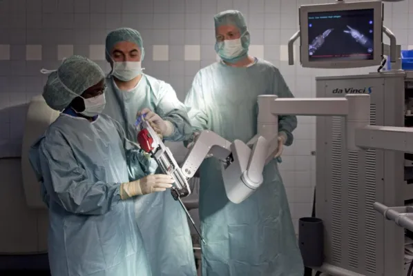 Kliniken des Main-Taunus-Kreises bieten Prostataentfernung mit dem da Vinci® -Operationssystem an Bild: Kliniken des Main-Taunus-Kreises bieten Prostataentfernung mit dem da Vinci® -Operationssystem an
