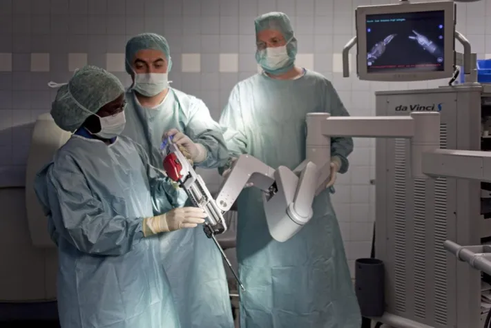 Bild: Kliniken des Main-Taunus-Kreises bieten Prostataentfernung mit dem da Vinci® -Operationssystem an