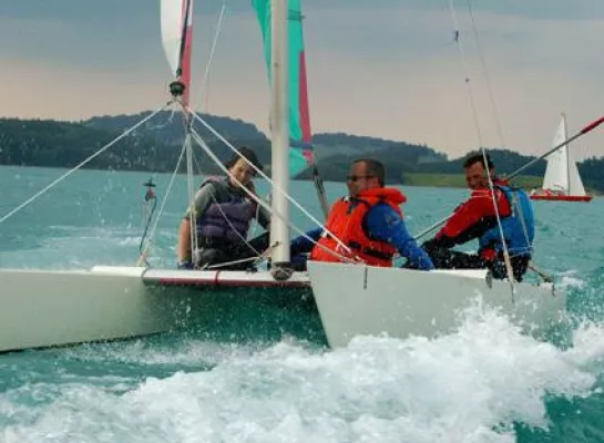 Bild: Sportlich segeln auf zwei Kufen: Katamaran-Kurse auf dem Allgäuer Forggensee