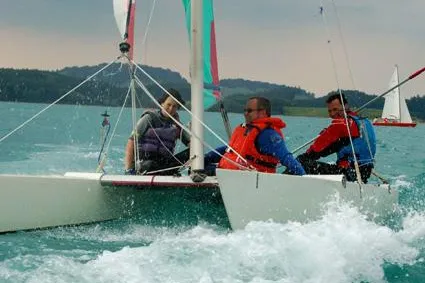 Bild: Sportlich segeln auf zwei Kufen: Katamaran-Kurse auf dem Allgäuer Forggensee