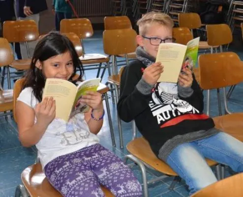 Bild: Das Lesen fördern - Rotary Clubs verschenken an Grundschulen in einer Aktions-Woche 3.000 spezielle Lesebücher