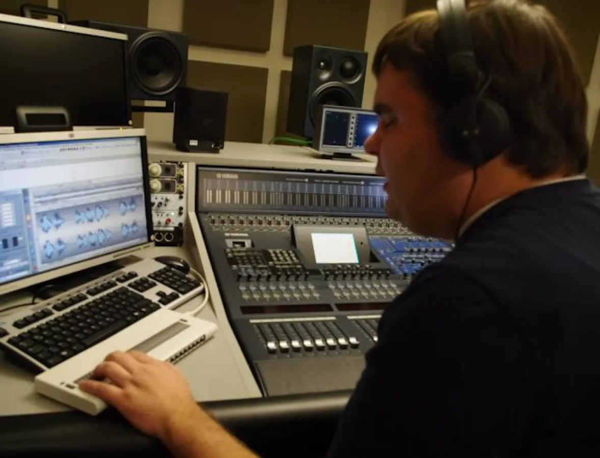 Tobias Fechner im Tonstudio der Europäischen Medien- und Eventakademie