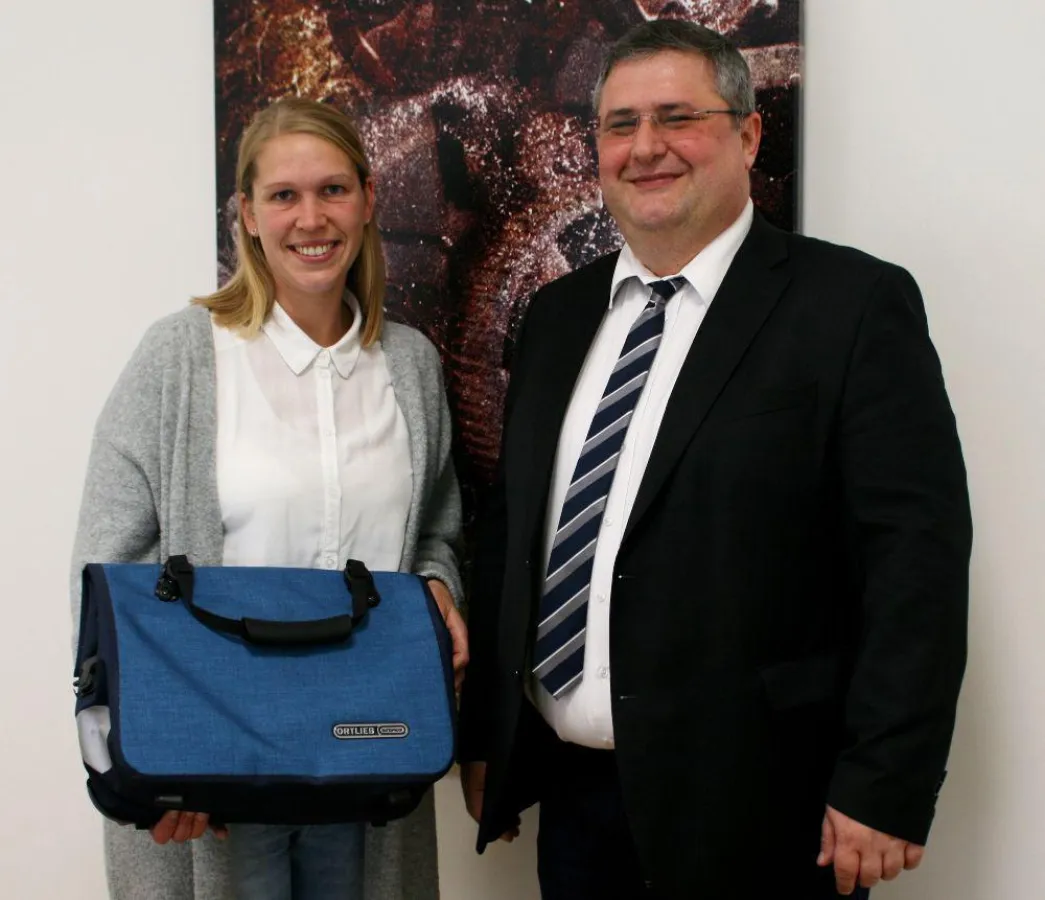 Volker Gößmann von der AOK überreicht Kräuter-Mix-Mitarbeiterin Katharina Baumann den Preis.