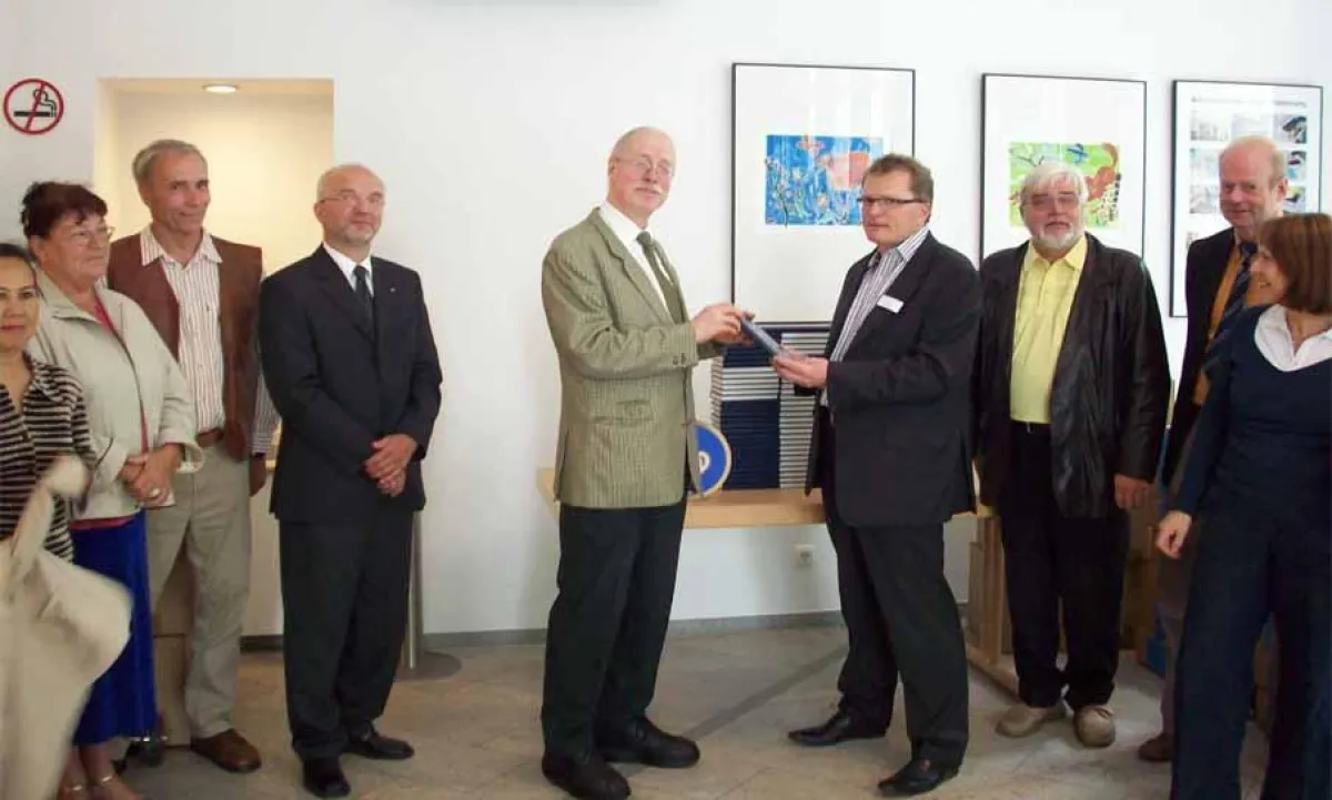 Gerd Marquard, Gideons, (links) übergab symbolisch eine der tausend Bibeln dem Kaufmännischen Leiter Zentrum Neuro-Reha, Klinikum Eilbek, Jörn Wißler