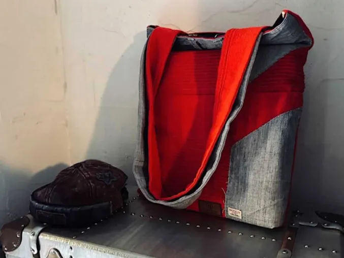 Aus Alt mach Neu: Handgefertigte Taschen entstehen aus recycelten Textilien Bild: Aus Alt mach Neu: Handgefertigte Taschen entstehen aus recycelten Textilien
