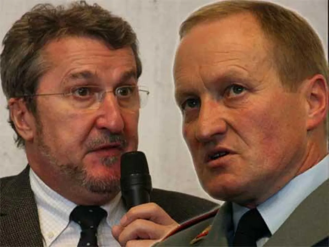 Kontroverse über die Rolle der Bundeswehr: In der Evangelischen Akademie Bad Boll diskutieren BMZ-Staatssekretär Erich Stather (li.) und Generalmajor Erhard Bühler