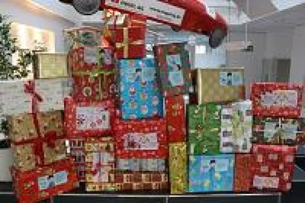 Bild: Engel AG stiftet Weihnachtspäckchen