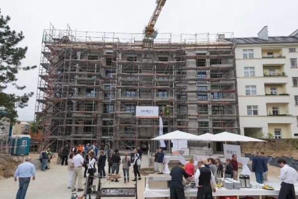 Bild: Berlin: PROJECT Immobilien feiert Richtfest für die AmalienEtagen am Volkspark Wilmersdorf