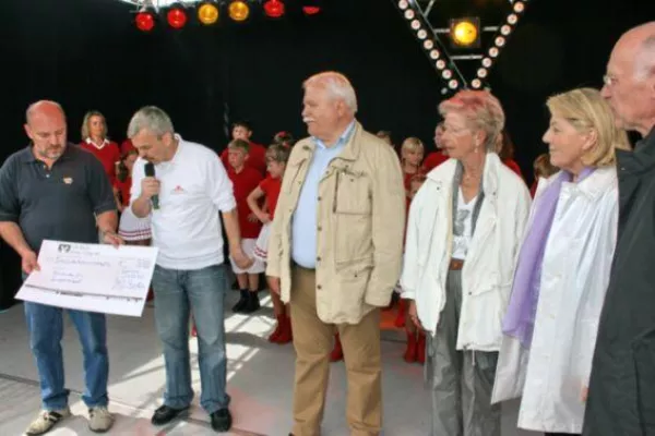 Bild: KAZI-Funken spenden erneut 333 Euro