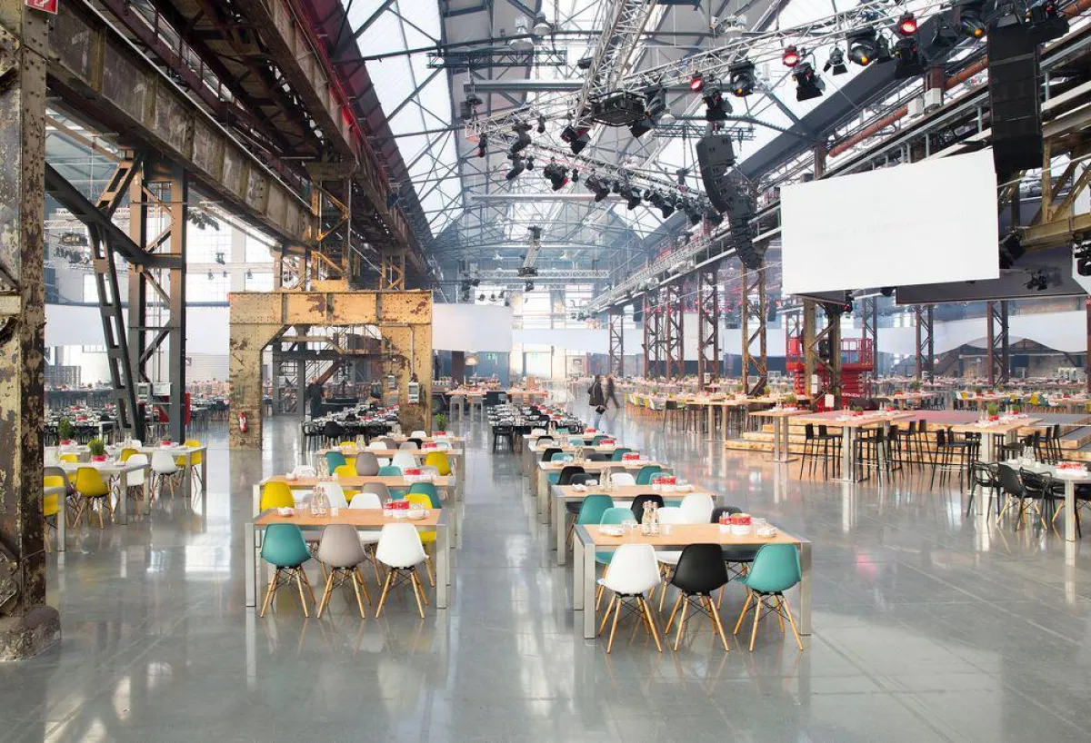 In der alten Düsseldorfer Fabrikhalle dominierte ein bunter Mix verschiedener Möbel