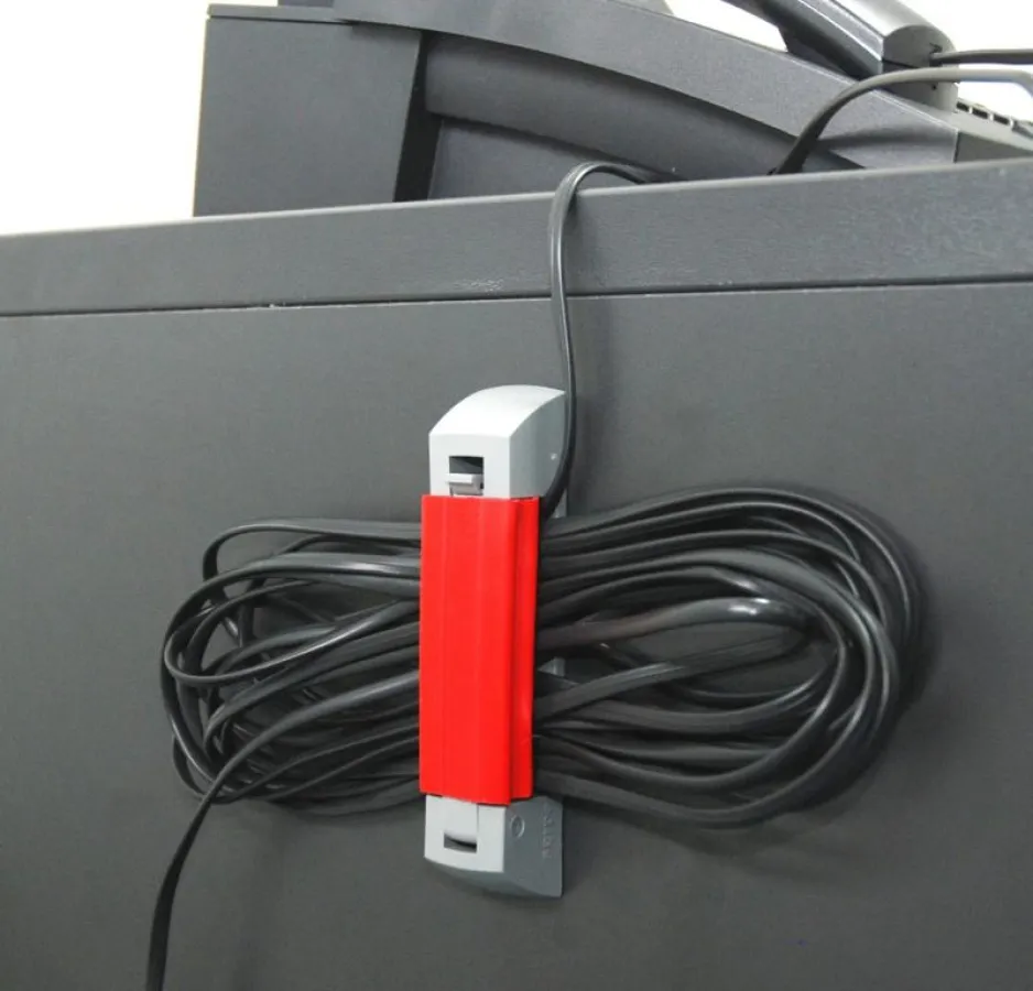 Der neuartige Serpa KabelClip fasst Kabel-Überlängen kompakt zusammen und führt Kabel straff.