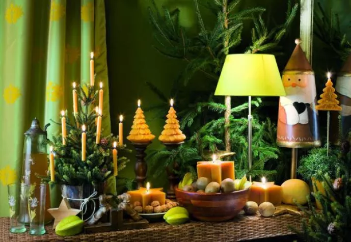 Bild: Liebenswerte Dekorationen mit Kerzen zum Nikolaus-Tag am 6. Dezember