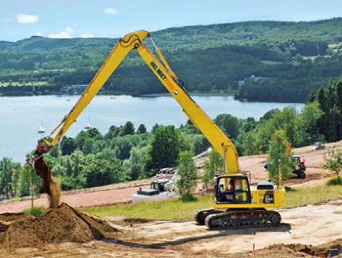 HKL Longreach-Bagger im Einsatz beim Bau der modernen Ferienanlage Center Parc „Park Bostalsee“ im S