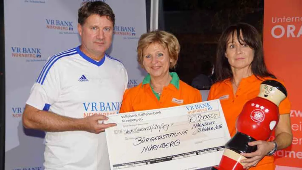 Dirk Helmbrecht, VR Bank, und Sabine Michel (rechts). (Bild: SMIC)