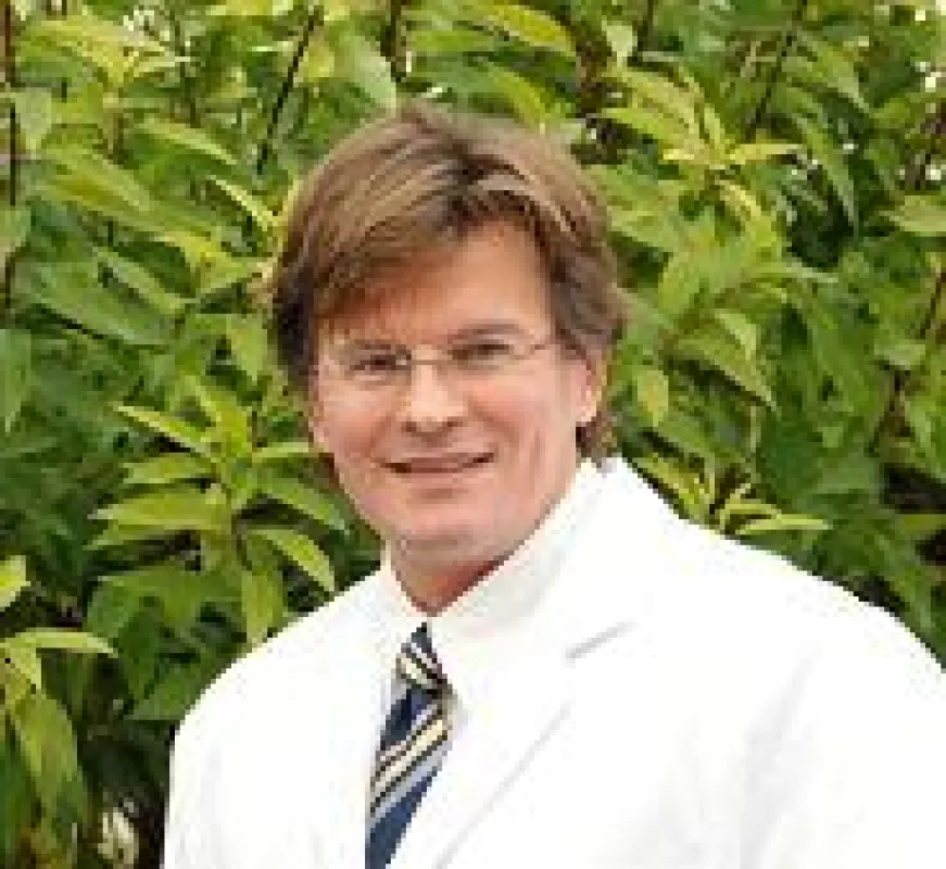 Verhilft in ambulanter Operation zur neuen Nase: Nasenchirurg Dr. Burghard Peter. (Foto: MiraMed)