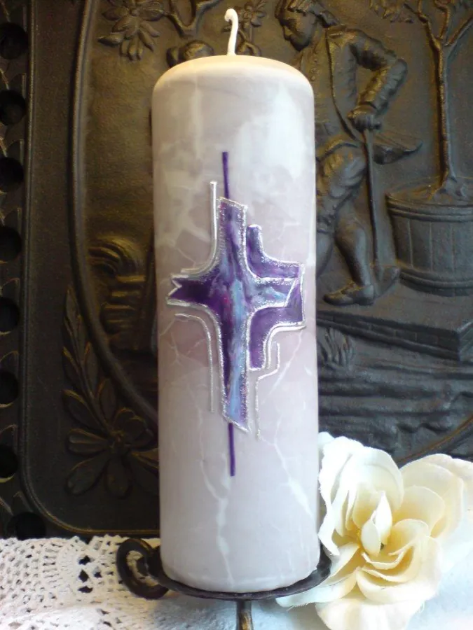 Firmkerze mit marmorierter Oberfläche. Die Fertigungstechnik für die Oberfläche im Marmor-Design wurde in der Allgäuer Kunststube entwickelt. Sie eignet sich für alle Kerzen mit einem stilvollen und e