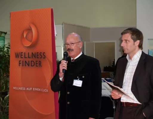 Bild: Wellnessfinder.com enthüllte auf der ITB sein neues Logo - Bewegung für ein bewährtes Konzept
