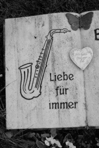 Bild: Friedhöfe im Wangerland - eine Installation von Rainer Strzolka und Martina Hellmich