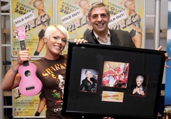 Bild: PINK mit Sold Out-Award der König-Pilsener-ARENA in Oberhausen ausgezeichnet