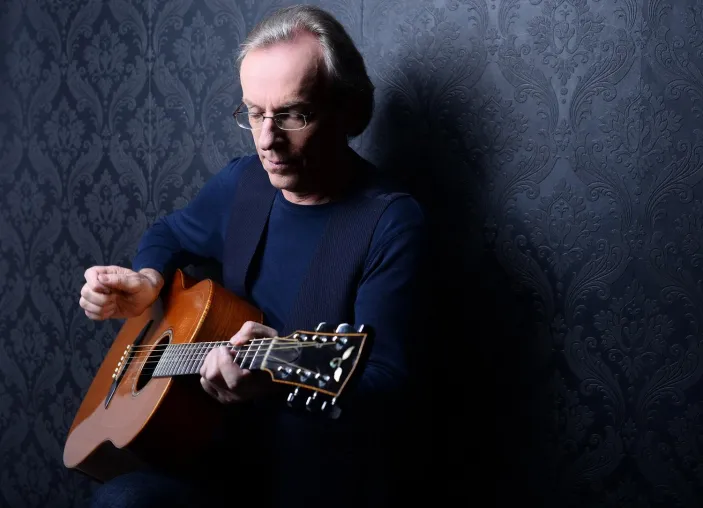 Bild: Seine Leidenschaft ist die Akustik-Gitarre: Eberhard Klunker aus Berlin