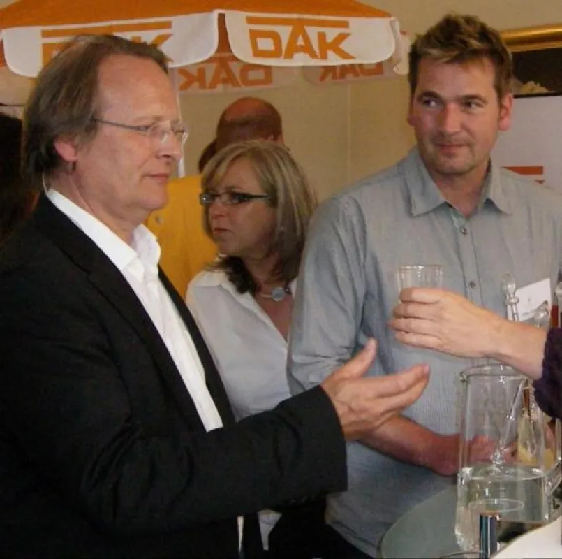 Prof. Dr. Dietrich H.W. Grönemeyer und Uwe Erkel beim Watertasting an der VitaJuwel-Edelsteinwasserbar von bluebalance