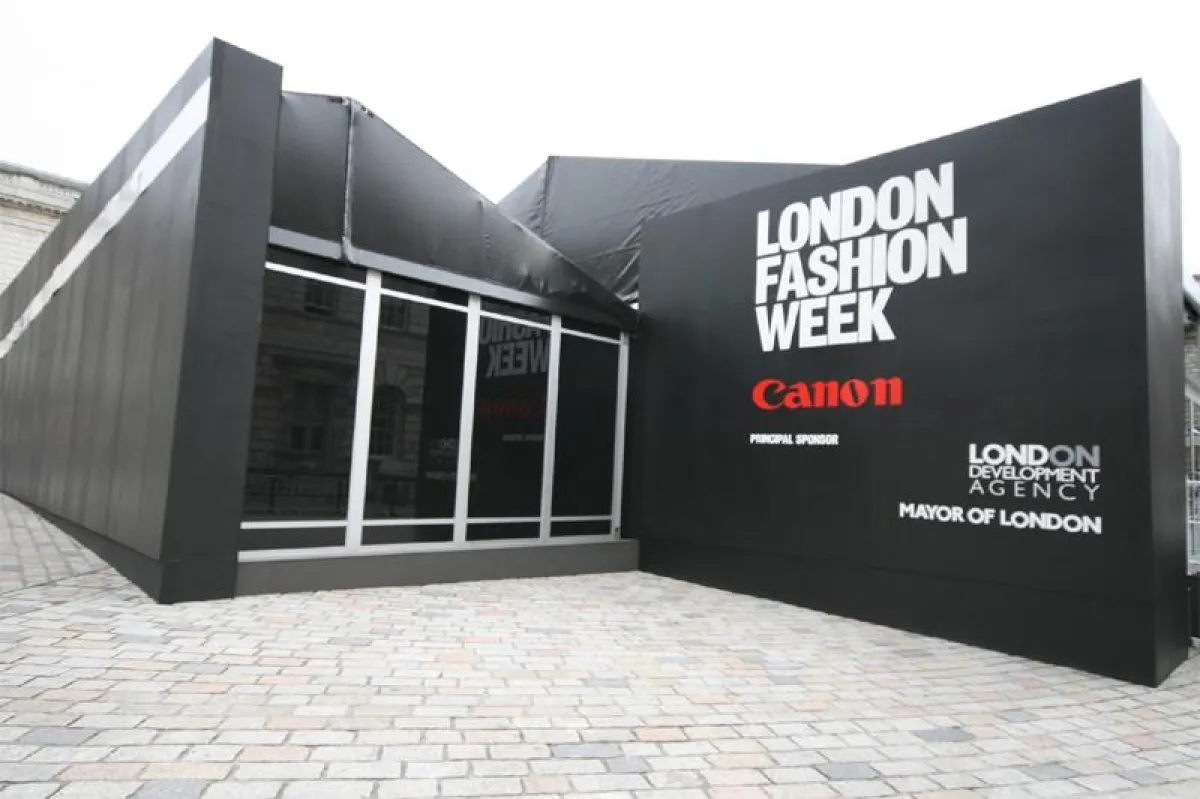 Eindrucksvolle Losberger Zelte in schwarz - Die Londoner Fashion Week präsentiert zweimal im Jahr in beeindruckender Weise die Mode der nächsten Saison.