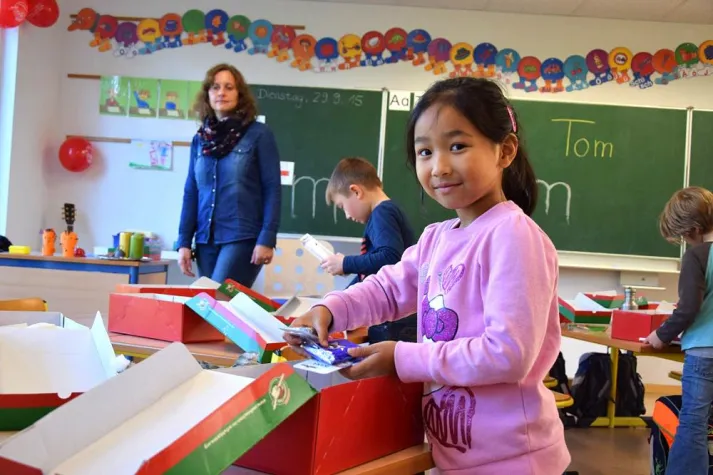 Bild: Kiezbewohner aus Treptow-Köpenick packen für 'Weihnachten im Schuhkarton'