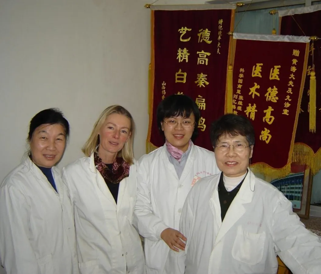Von rechts: Die weltbekannte Frau Prof. Dr. Zhou Y., Dr. Liu Z., Dr. Kurz, Prof. Gua W. R. am Institut des WHO Collaborating Centre for Traditional Medicine in Peking. Ehrenflaggen im Hintergrund beku