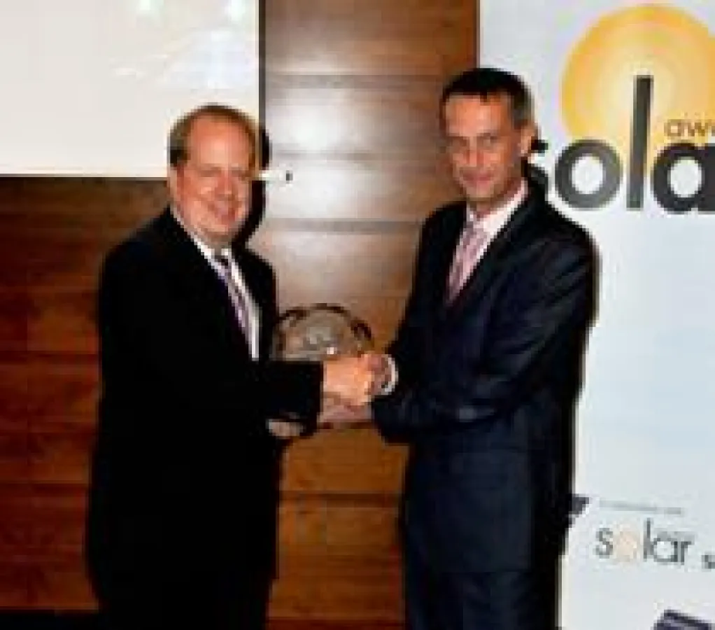 David Ridsdale, Editor In Chief, Solar PV Management Magazin, überreicht den Solar Award 2012