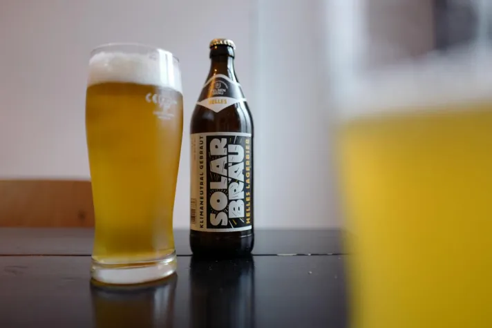 Bild: SOLAR®BRÄU mit Nachhaltigkeitszertifikat holt die Sonne in die Flasche