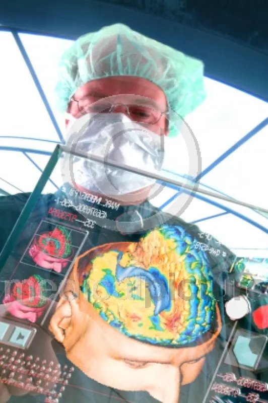 Mediziner mit Plasmabildschirm