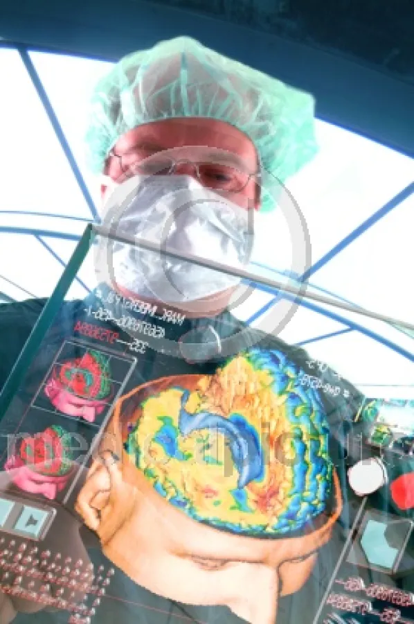 Mediziner mit Plasmabildschirm