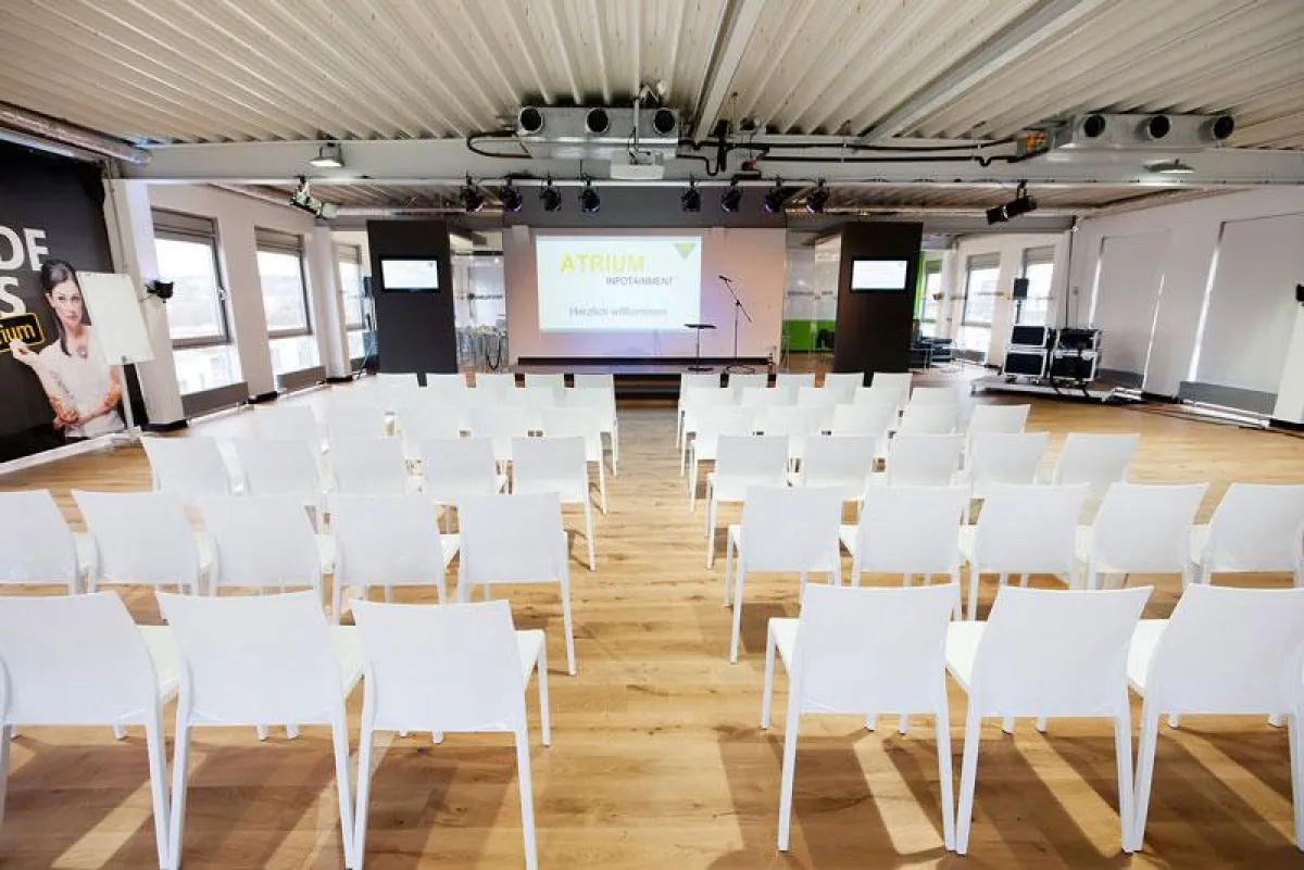 Innenansicht vom Atrium in Stuttgart – mit Mobiliar von Party Rent (Foto: Party Rent)