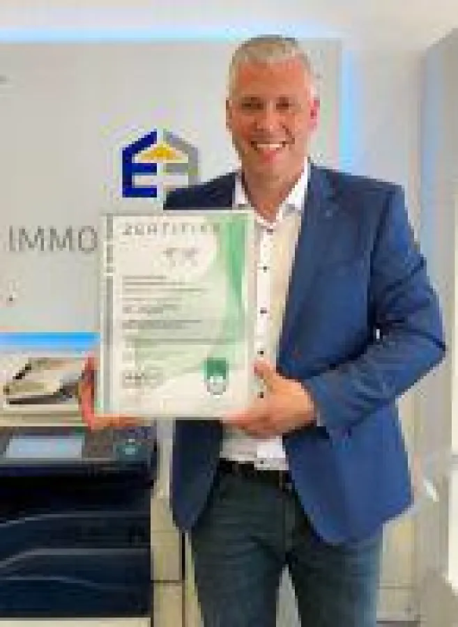 Hr. Ernst mit DEKRA Auszeichnung