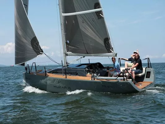 Bild: Neuer Importeur für Huzar Segelyachten