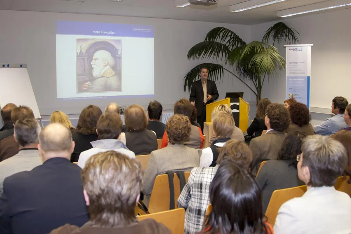 Marcus Auth informierte die über 50 Besucher in einem kurzweiligen Vortrag über die Wirkung von Worten im Kundendialog.