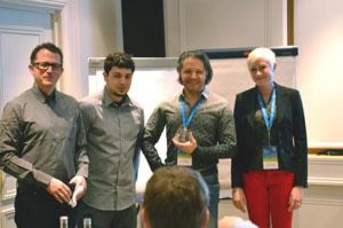 Ralph de Wargny von Intel übergibt den Award an SOS Software Service