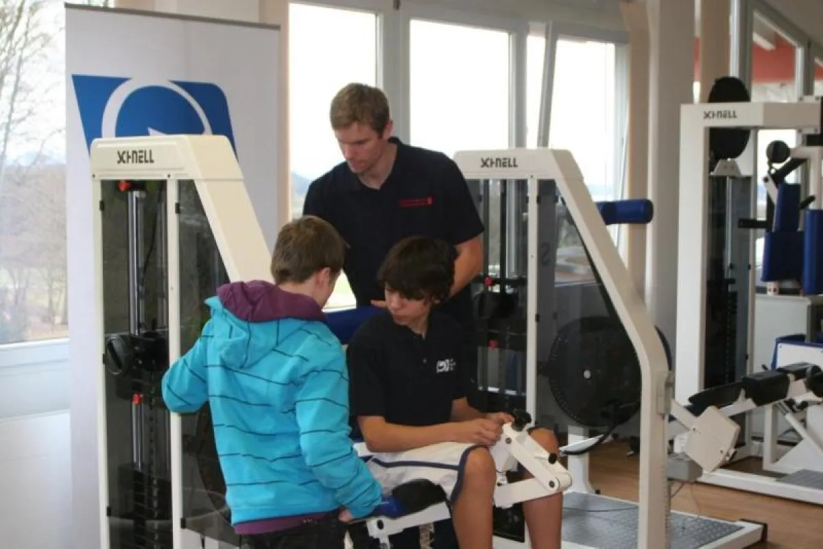 Michael Ecklmaier aus Wasserburg bei der Rumpfkrafttestung