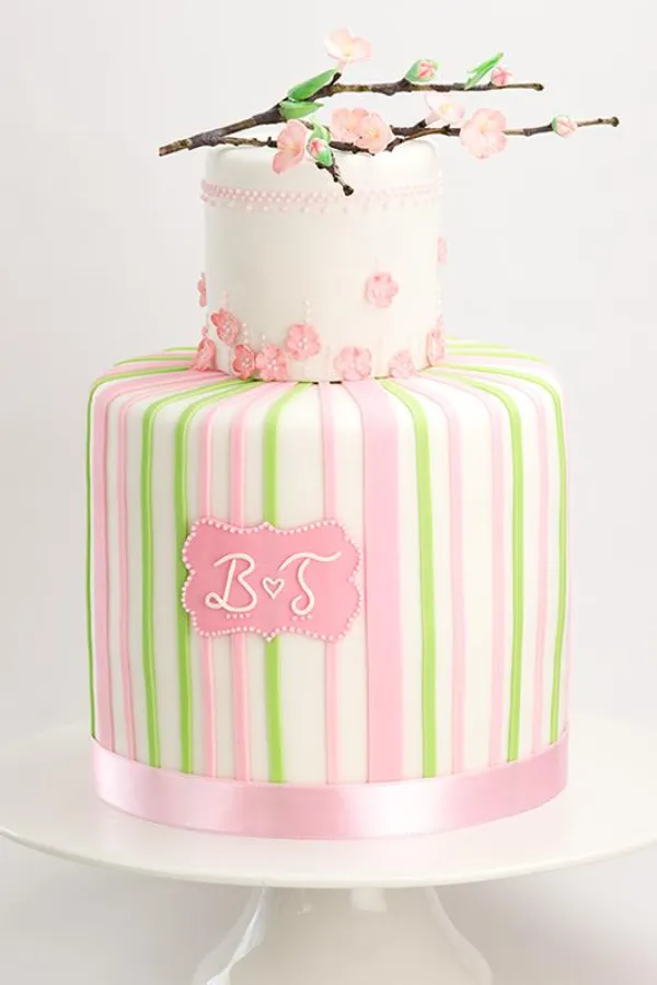 Erdbeer-Cremetorte mit karamellisierten Pistazien und einem handgefertigten Kirschblütenast