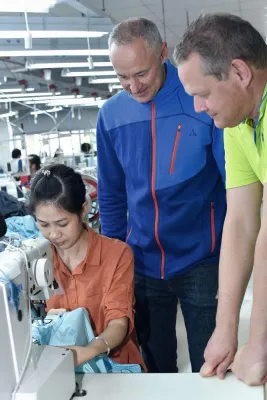 Bild: Schöffel: Verschärfte Anforderungen an Partner für faire und nachhaltige Produktionsbedingungen