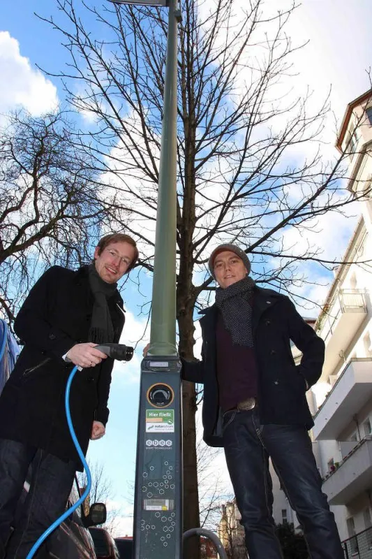 Tim Loppe (NATURSTROM AG) und Marcel Maintz (Ebee) vor Ladelaterne (Foto: NATURSTROM AG)