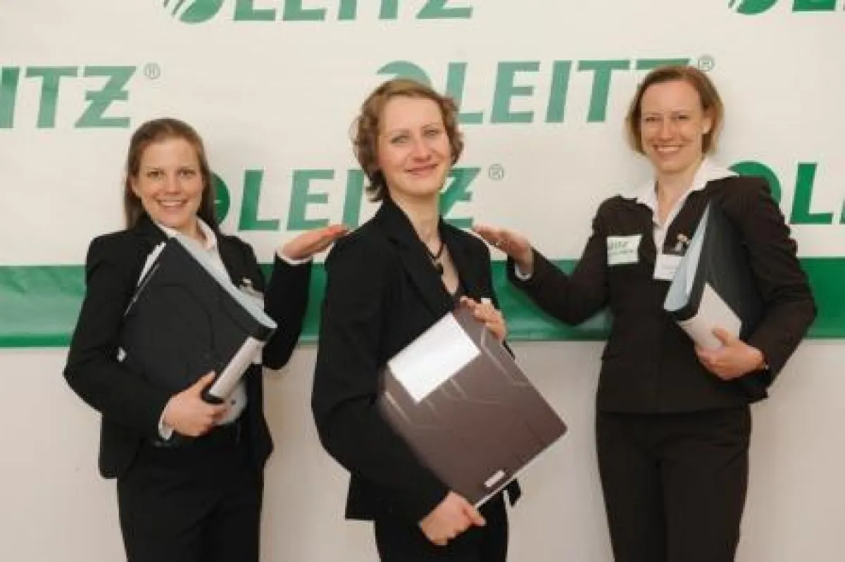 Die drei Siegerinnen des Leitz-Sekretärinnenwettbewerbs 2009: Doreen Grötchen aus Berlin (Platz 1, Mitte), Andrea Eisentraut aus Hamburg (Platz 2, rechts) und Anna Sayler aus Mainz (Platz 3, links)