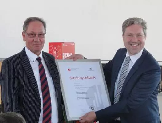 Bild: Präsident Prof. Dr. Franz Egle beruft Dr. Christoph Sandbrink zum Professor an der HdWM