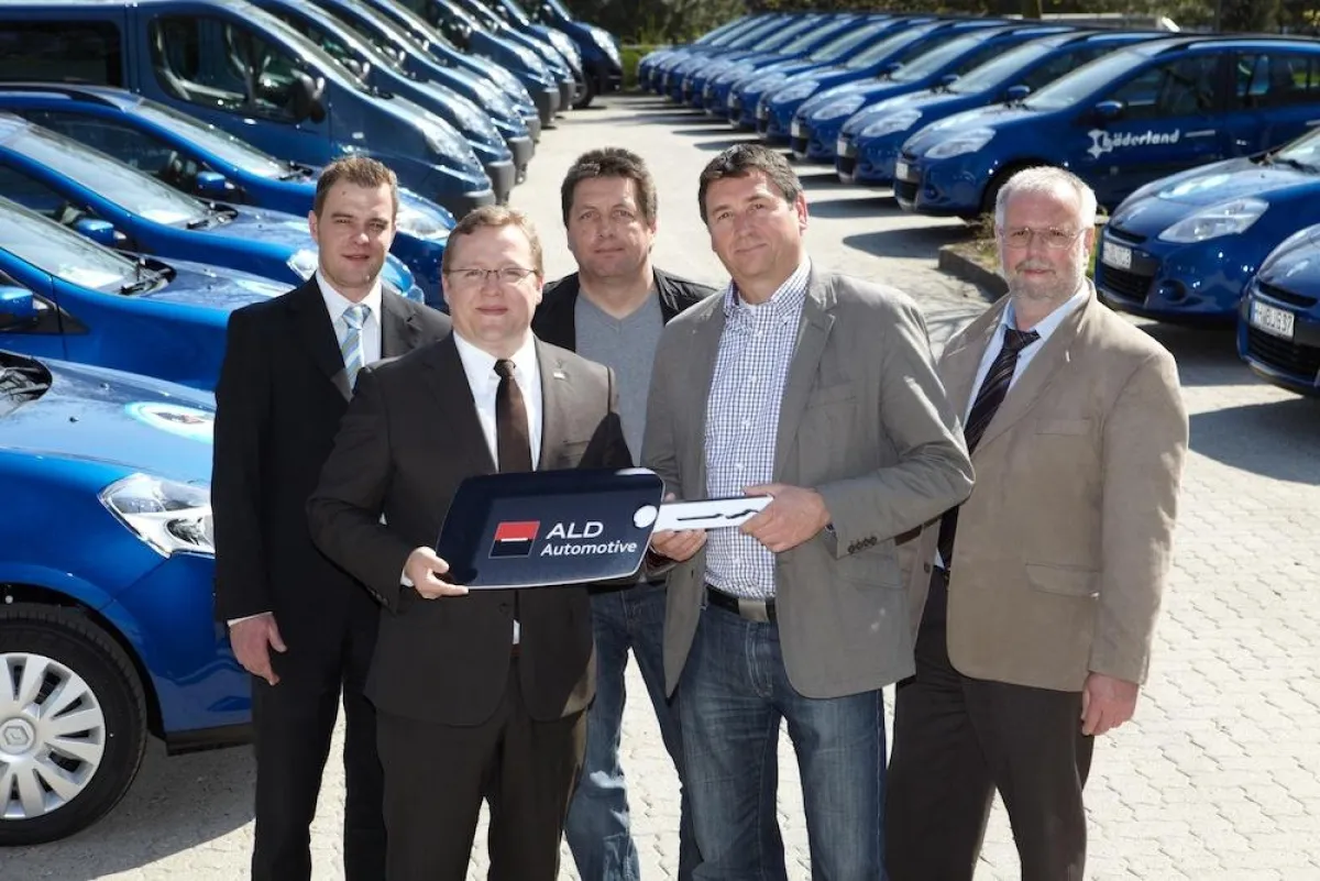 Fahrzeugübergabe zwischen ALD Automotive und Bäderland Hamburg