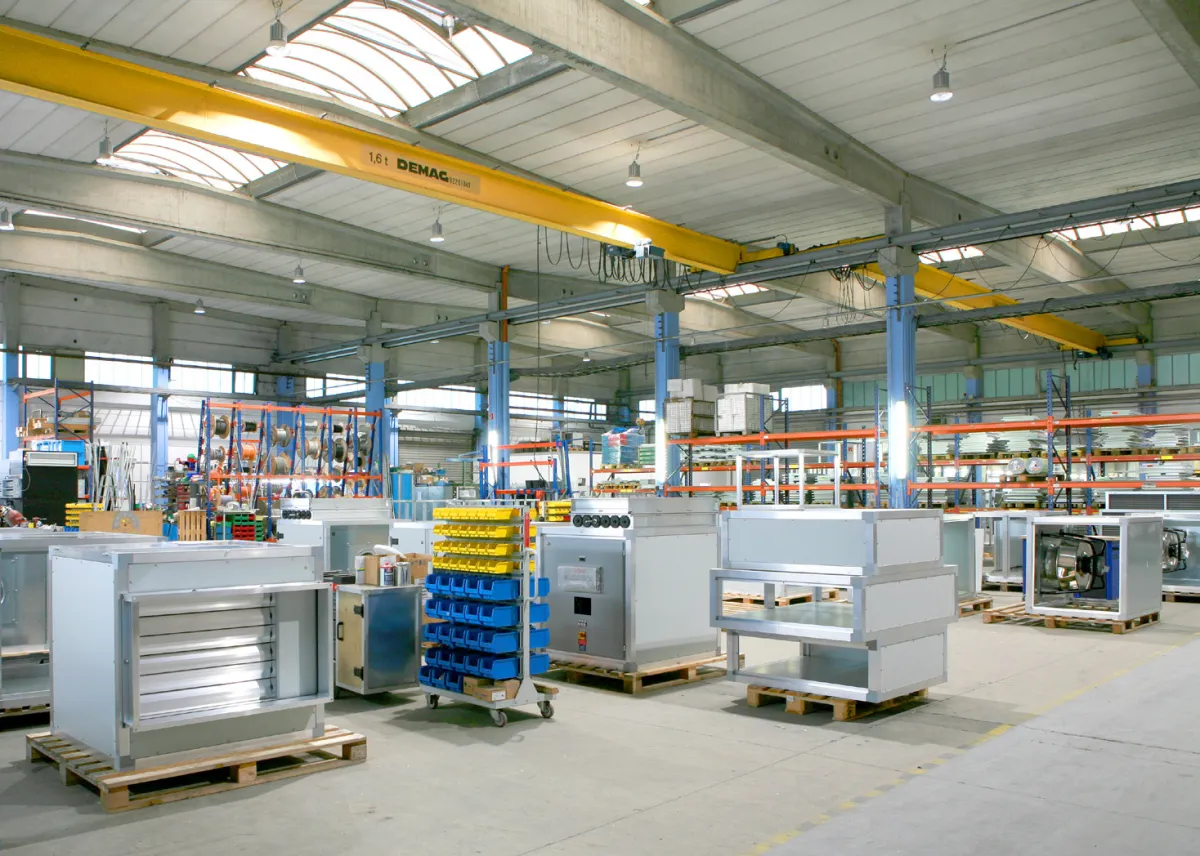 Fertigungshalle BerlinerLuft. Technik CompetenceCenter Klimatechnik; Bexbach (Saarl.) (© BerlinerLuft. Technik GmbH)