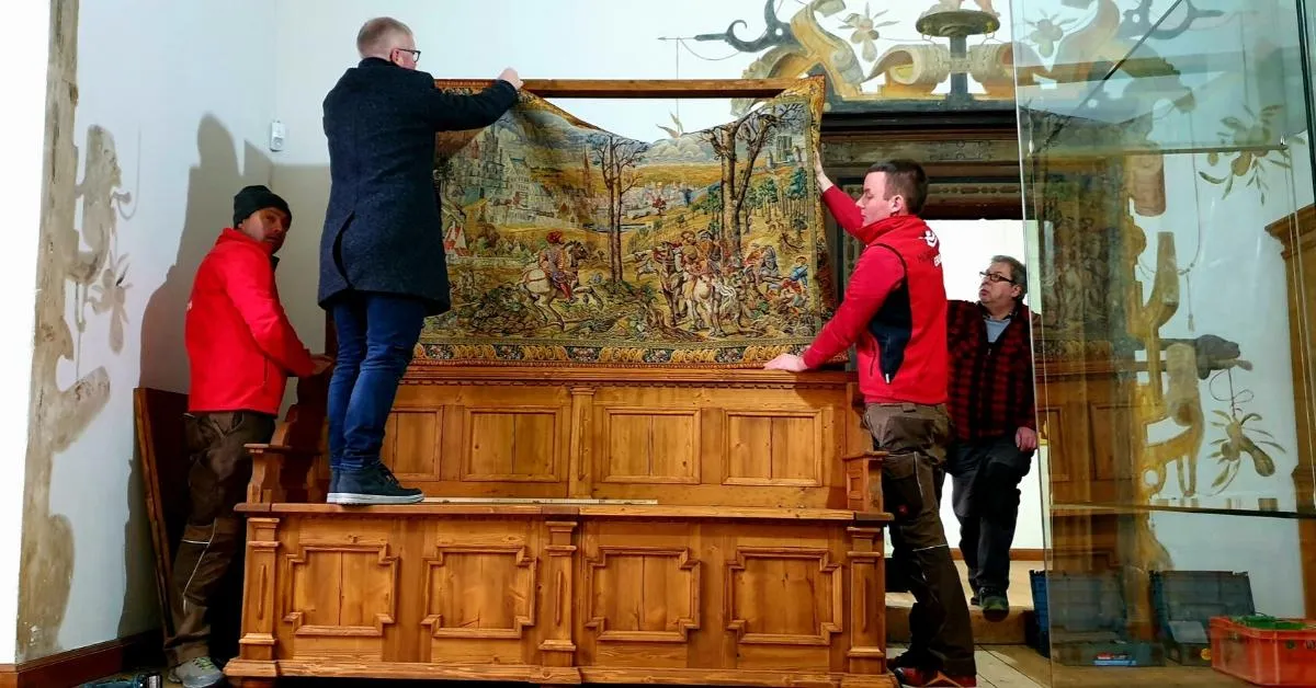 Dr. Kai Lehmann (2. v. links), Tischlerei Erb und Hausmeister Lothar Linde beim Aufbau
