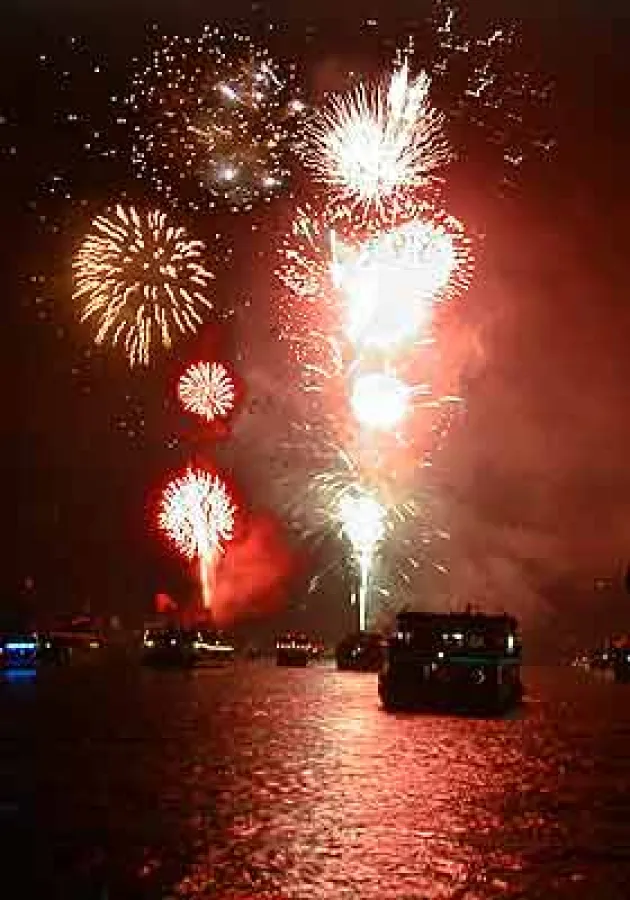 Feuerwerk Mittelrhein-Lichter - honorarfrei fuer Mittelrhein-Lichter zu verwenden.